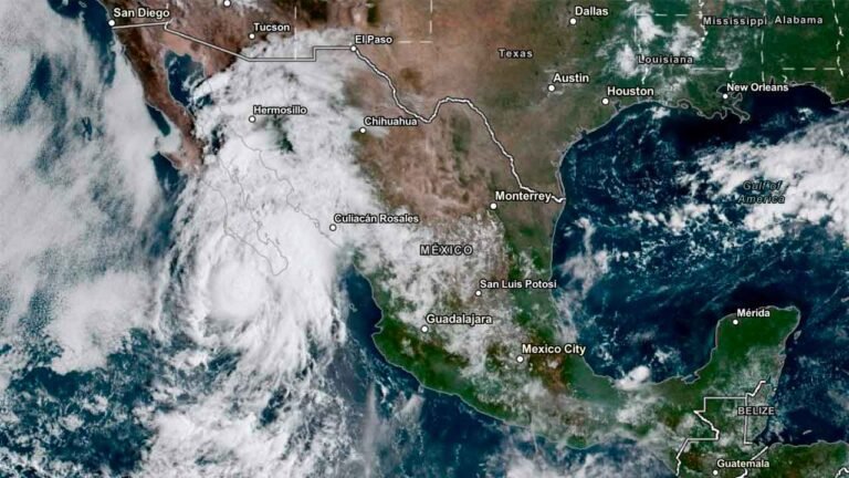 Lorena se debilita, pero persiste el riesgo de inundaciones en México