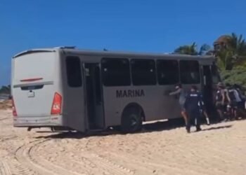 Se atasca camión de la Marina en playa de Tulum (VIDEO)
