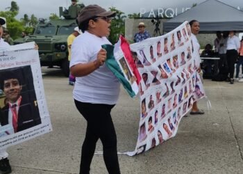 Madres buscadoras confrontan al estado en Acapulco durante desfile cívico