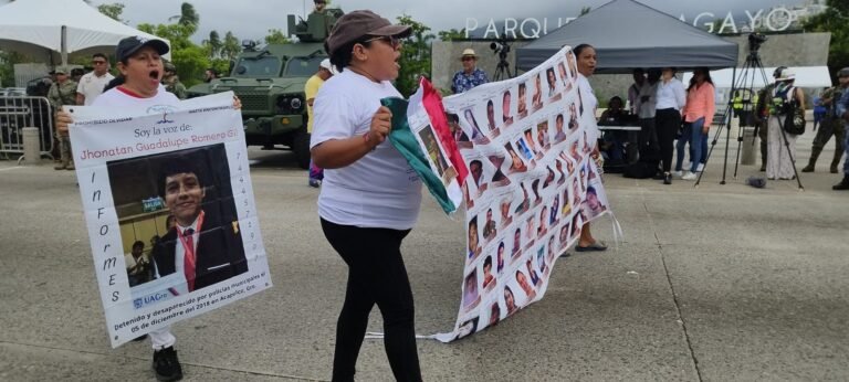 Madres buscadoras confrontan al estado en Acapulco durante desfile cívico