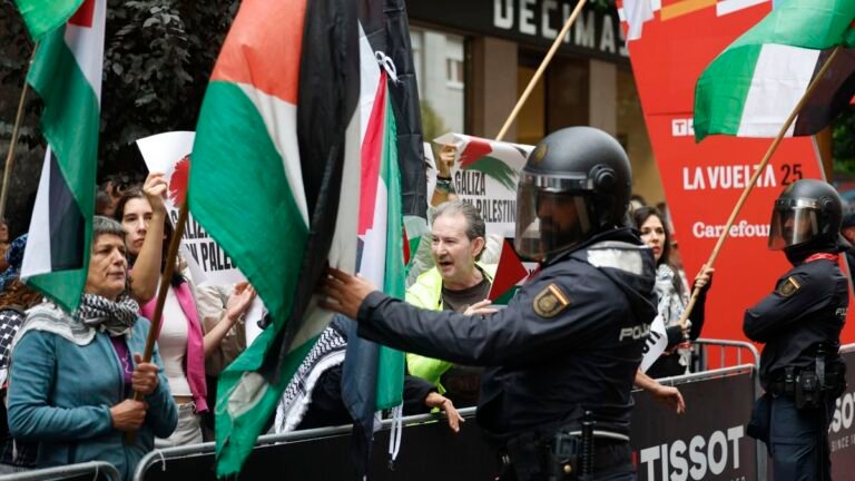 Máximo despliegue de seguridad inédito en la Vuelta a España ante masivas protestas políticas