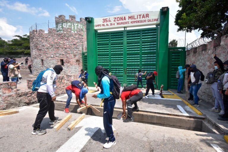 Normalistas de Ayotzinapa: Ataque a la 35 zona militar en Chilpancingo demanda justicia