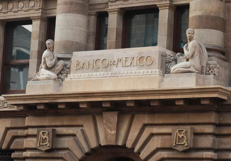 Peso mexicano avanza: Banxico recorta tasa e inflación de EU modera expectativas