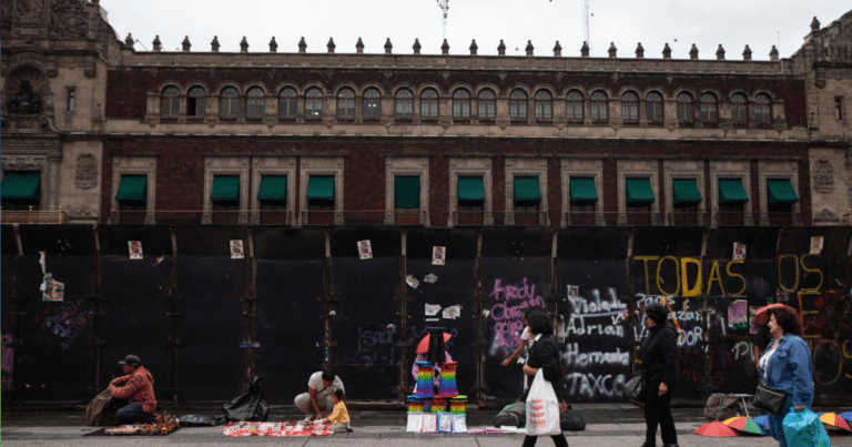 Refuerzan seguridad en palacio nacional ante las protestas de normalistas de Ayotzinapa