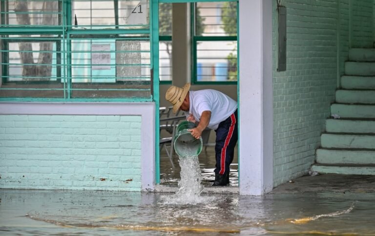 Sheinbaum promete apoyo inmediato y soluciones estructurales a damnificados en Nezahualcóyotl