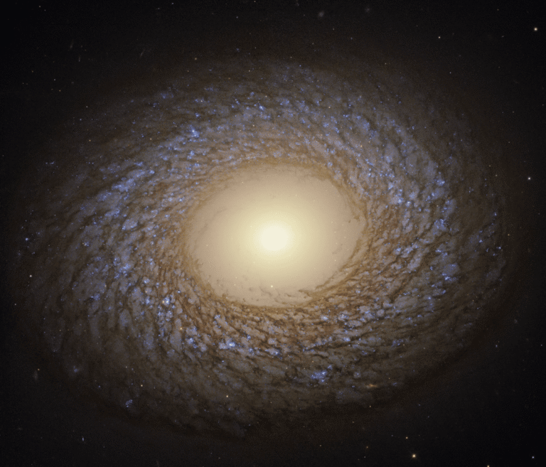 Telescopio Hubble desvela los enigmas de la desconcertante galaxia NGC 2775