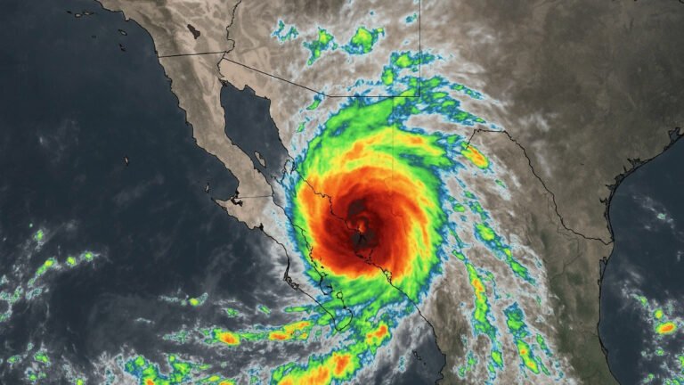 Tormenta tropical Mario se aleja, pero amenaza con fuertes lluvias en Baja California