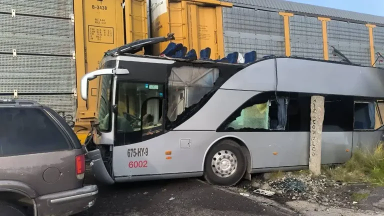 Tragedia en Atlacomulco: Accidente entre tren y autobús deja 10 muertos y 40 heridos