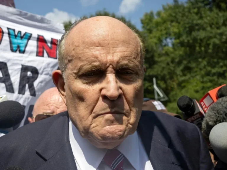 Trump otorga medalla presidencial de la libertad a Rudy Giuliani en momento delicado