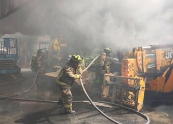 Controlan incendio en el interior de una bodega en Cancún