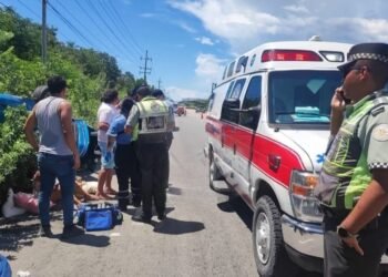 Familia sufre aparatoso accidente en la carretera federal 307