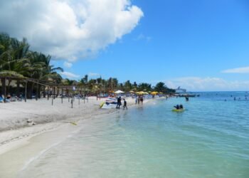 Bacalar estrena dos playas públicas frente a la laguna