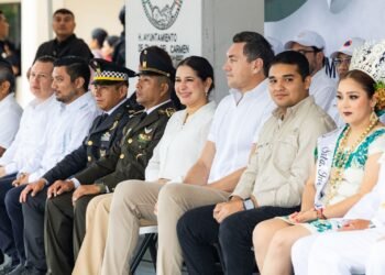 Encabeza Estefanía desfile del aniversario de la Independencia de México