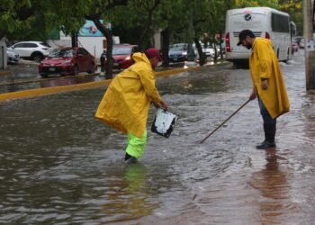 ONDA TROPICAL 35: Calles de Cancún se convierten en ríos por lluvias torrenciales (VIDEO)
