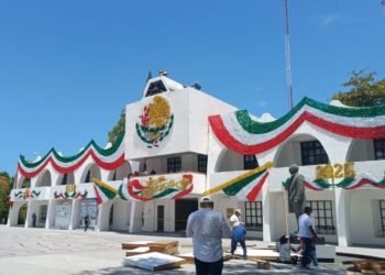 Retiran temporalmente manta de Francisca Mariner en Palacio Municipal de Cancún
