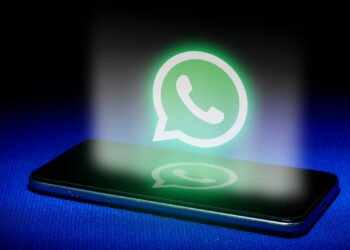 Adiós a la clave de 64 dígitos: WhatsApp integra passkeys en copias de seguridad