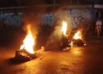 PROTESTAN POR APAGONES: Bloquean vialidades y prenden fogatas en región 94 de Cancún (VIDEO)