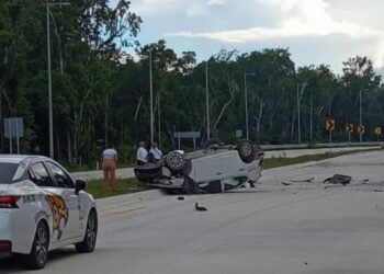 UN LESIONADO: Encontronazo y volcadura en carretera al aeropuerto de Tulum