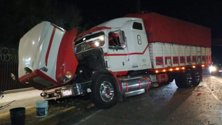 Camión sin frenos provoca caos y mega operativo de emergencia en San Juan del Río