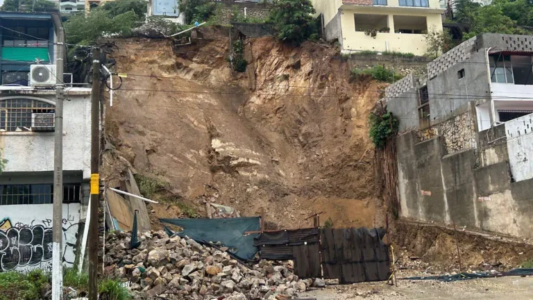 Desgajamiento inminente en Acapulco: Negligencia privada y riesgo latente de colapso
