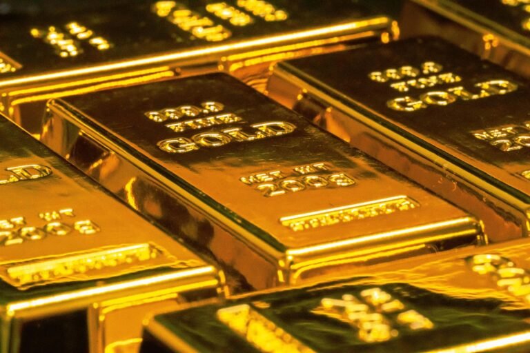 El oro supera los 4 mil 200 dólares por recortes de la Fed y crisis geopolítica