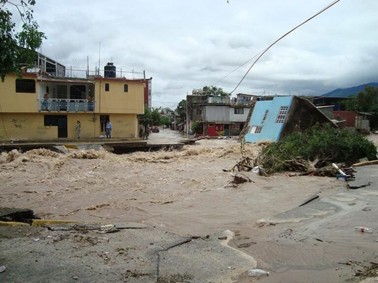 Emergencia en Puebla: Tormenta "Jerry" deja saldo mortal y crisis en la Sierra Norte