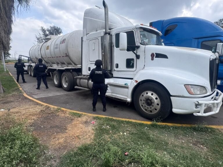 Guanajuato: aseguran tractocamión con 30 mil litros de huachicol en carretera clave