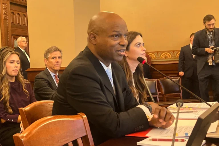 Juez de Chicago prohíbe a ICE detenciones en tribunales para proteger la justicia civil