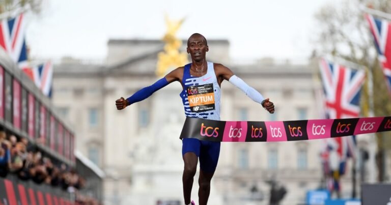 Kiplimo desafía la historia en el maratón de Chicago 2025, rozando un récord legendario
