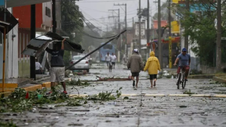 La crisis energética post-lluvias: 10 mil familias sin luz en Veracruz