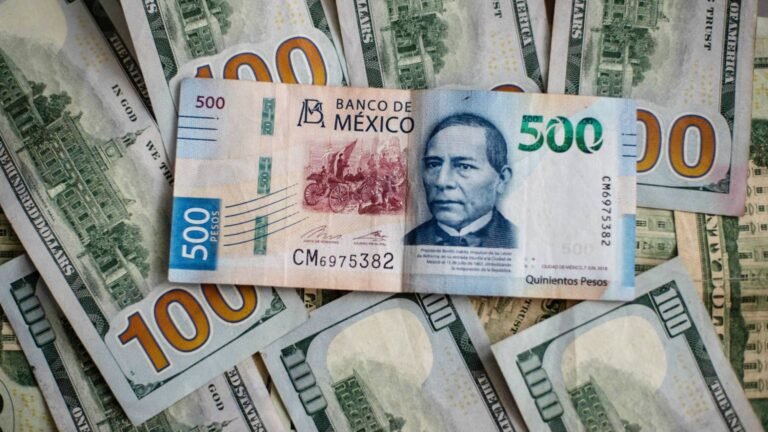 La fortaleza del peso mexicano desafía pronósticos y se encamina a un resultado histórico
