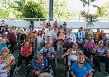 Entrega Mara Lezama apoyos funcionales federales en Bacalar