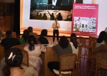 Presenta regidor Samuel Mollinedo libro de regularización para el bienestar patrimonial