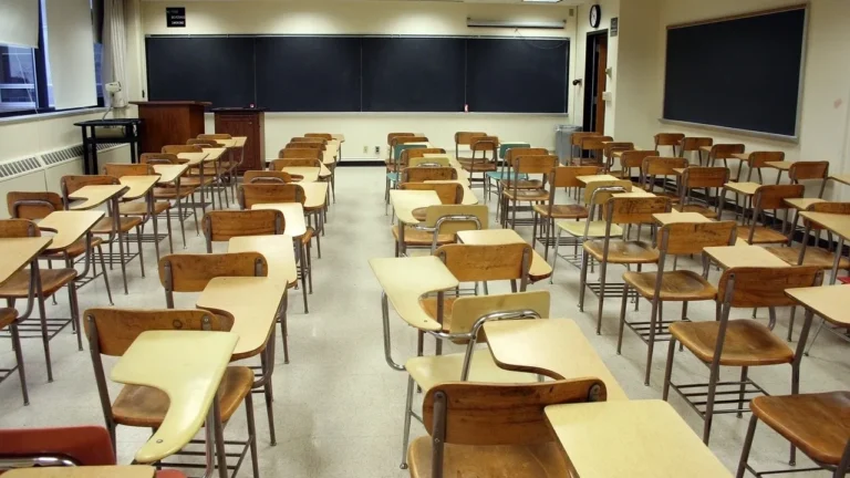 Michoacán suspende clases en siete municipios ante la amenaza de la tormenta Raymond