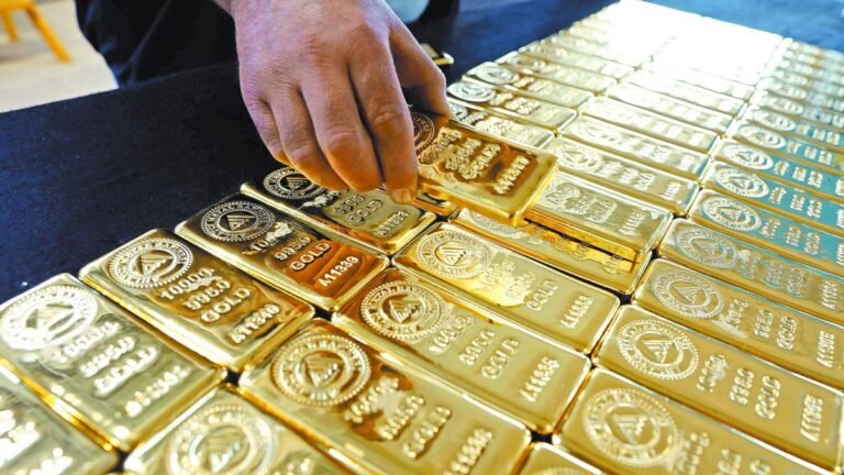 Oro en récord histórico y peso mexicano desafían volatilidad por recortes de tasas Fed