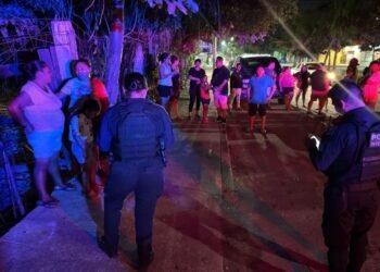 CRUELDAD ANIMAL: Casi linchan a sujeto tras matar a perrito frente a sus hijos