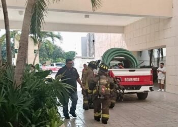 DOBLE EMERGENCIA: Controlan incendios en Puerto Cancún y hotel abandonado (VIDEO)
