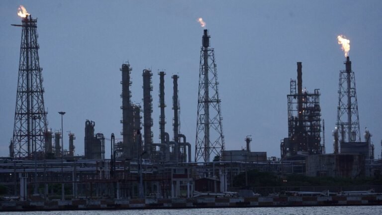 Pemex, entre el motor de desarrollo y la deuda de 25 mil millones de dólares