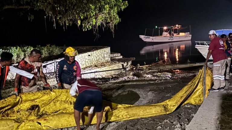 Pemex intensifica limpieza del río Pantepec tras derrame en Veracruz