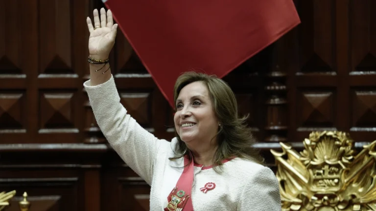 Perú 2025: La fiscalía pide prohibir salir a Boluarte tras su destitución