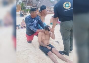 Salvan a 2 hombres de morir ahogados en Playa del Carmen