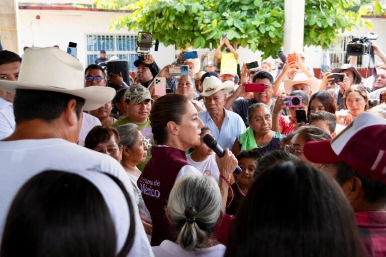 Recorre Sheinbaum Pantepec, Puebla, tras lluvias torrenciales