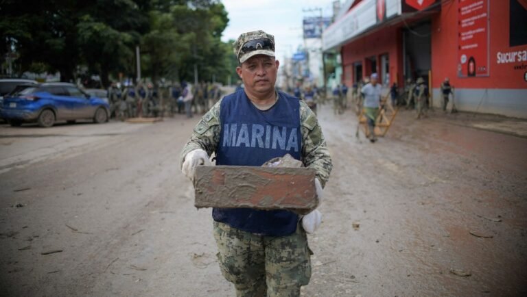 Semar refuerza limpieza en Veracruz tras severas inundaciones