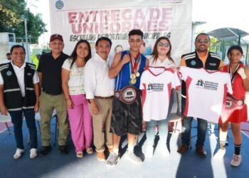 Entregan uniformes a alumnos de la Escuelita Deportiva Municipal de Ciudad Mujeres
