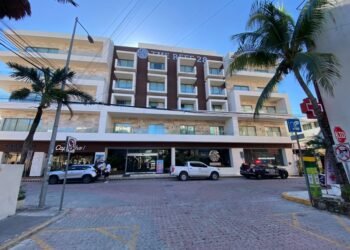 Hallan sin vida a turista en hotel de Playa del Carmen