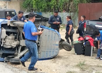 Mototaxi sufre aparatoso accidente en Cancún
