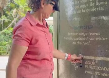 PARQUE DEL JAGUAR: Turista exhibe bebedores sin funcionar durante visita oficial