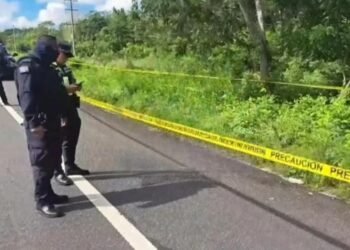 Hallan cuerpo embolsado a un costado de la carretera Tulum-FCP
