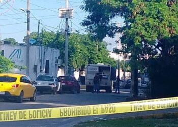 Hallan sin vida a hombre en una banqueta de la SM 93 de Cancún