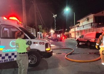 Investigan incendio que consumió dos vehículos en colonia de Chetumal